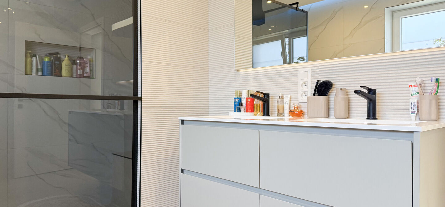 Instapklaar wonen in alle rust, en toch vlakbij het centrum! 

Deze volledig afgewerkte halfopen bebouwing combineert het beste van beide werelden. Gelegen in een straat met enkel bestemmingsverkeer geniet u hier van sereniteit, terwijl scholen en winkels