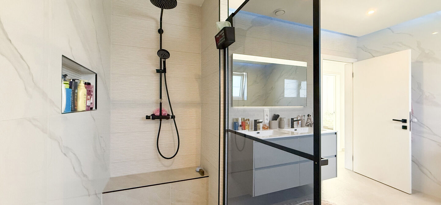Instapklaar wonen in alle rust, en toch vlakbij het centrum! 

Deze volledig afgewerkte halfopen bebouwing combineert het beste van beide werelden. Gelegen in een straat met enkel bestemmingsverkeer geniet u hier van sereniteit, terwijl scholen en winkels