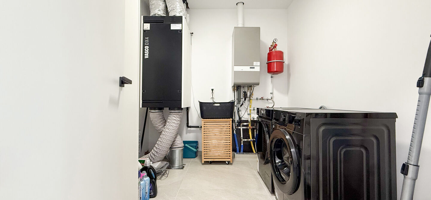 Instapklaar wonen in alle rust, en toch vlakbij het centrum! 

Deze volledig afgewerkte halfopen bebouwing combineert het beste van beide werelden. Gelegen in een straat met enkel bestemmingsverkeer geniet u hier van sereniteit, terwijl scholen en winkels