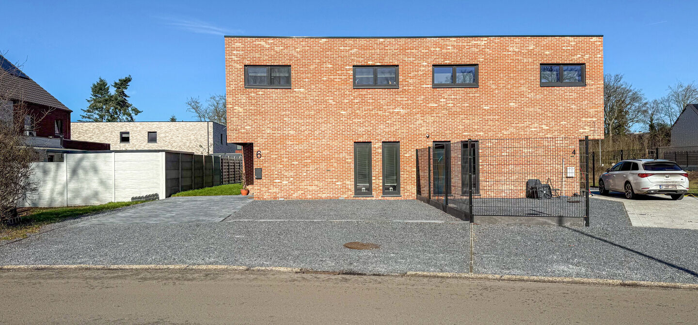 Instapklaar wonen in alle rust, en toch vlakbij het centrum! 

Deze volledig afgewerkte halfopen bebouwing combineert het beste van beide werelden. Gelegen in een straat met enkel bestemmingsverkeer geniet u hier van sereniteit, terwijl scholen en winkels