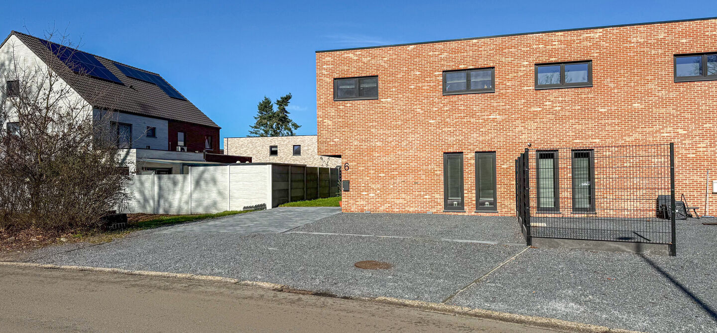 Instapklaar wonen in alle rust, en toch vlakbij het centrum! 

Deze volledig afgewerkte halfopen bebouwing combineert het beste van beide werelden. Gelegen in een straat met enkel bestemmingsverkeer geniet u hier van sereniteit, terwijl scholen en winkels