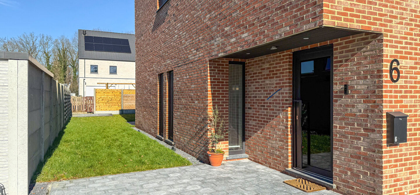 Instapklaar wonen in alle rust, en toch vlakbij het centrum! 

Deze volledig afgewerkte halfopen bebouwing combineert het beste van beide werelden. Gelegen in een straat met enkel bestemmingsverkeer geniet u hier van sereniteit, terwijl scholen en winkels