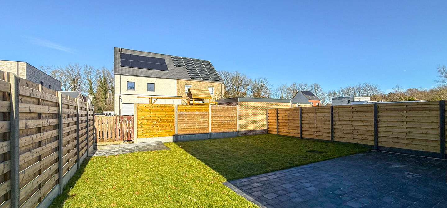 Instapklaar wonen in alle rust, en toch vlakbij het centrum! 

Deze volledig afgewerkte halfopen bebouwing combineert het beste van beide werelden. Gelegen in een straat met enkel bestemmingsverkeer geniet u hier van sereniteit, terwijl scholen en winkels