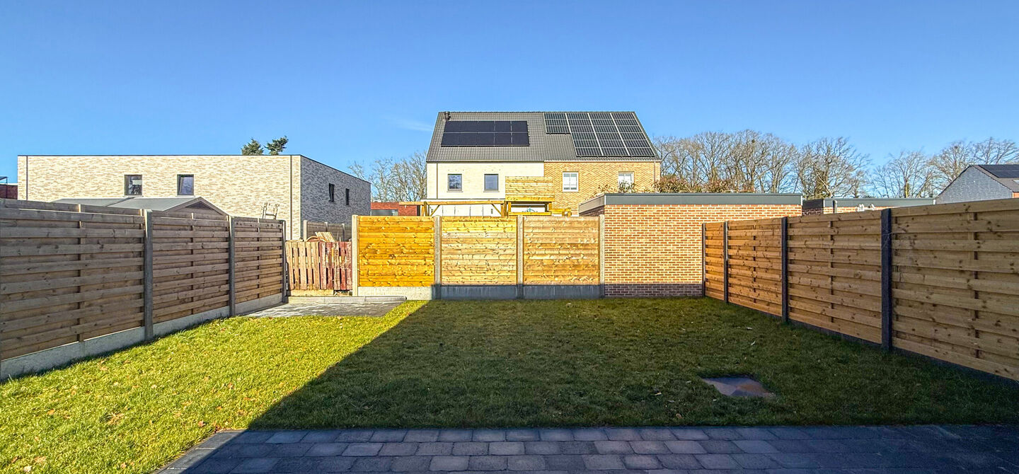 Instapklaar wonen in alle rust, en toch vlakbij het centrum! 

Deze volledig afgewerkte halfopen bebouwing combineert het beste van beide werelden. Gelegen in een straat met enkel bestemmingsverkeer geniet u hier van sereniteit, terwijl scholen en winkels