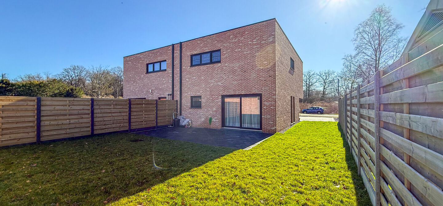 Instapklaar wonen in alle rust, en toch vlakbij het centrum! 

Deze volledig afgewerkte halfopen bebouwing combineert het beste van beide werelden. Gelegen in een straat met enkel bestemmingsverkeer geniet u hier van sereniteit, terwijl scholen en winkels
