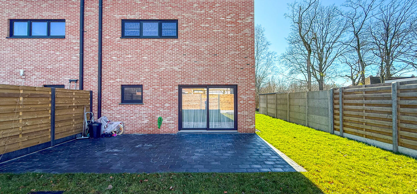 Instapklaar wonen in alle rust, en toch vlakbij het centrum! 

Deze volledig afgewerkte halfopen bebouwing combineert het beste van beide werelden. Gelegen in een straat met enkel bestemmingsverkeer geniet u hier van sereniteit, terwijl scholen en winkels