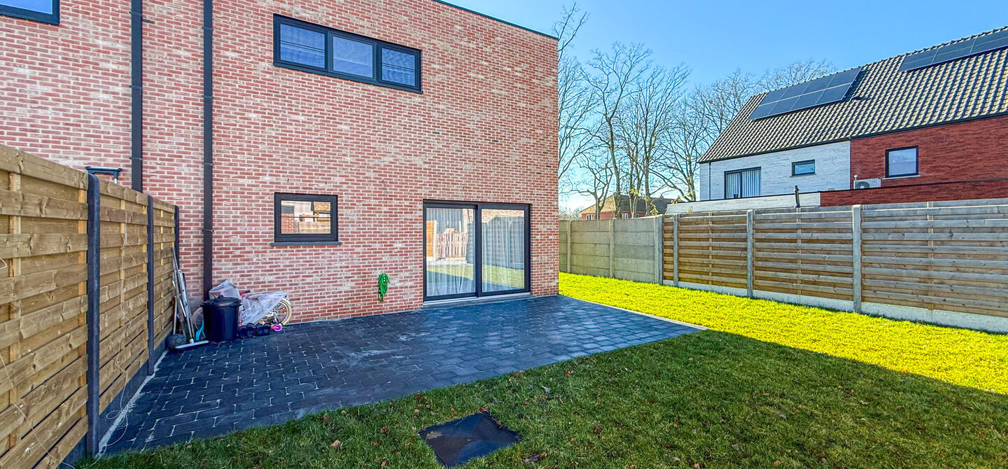 Instapklaar wonen in alle rust, en toch vlakbij het centrum! 

Deze volledig afgewerkte halfopen bebouwing combineert het beste van beide werelden. Gelegen in een straat met enkel bestemmingsverkeer geniet u hier van sereniteit, terwijl scholen en winkels
