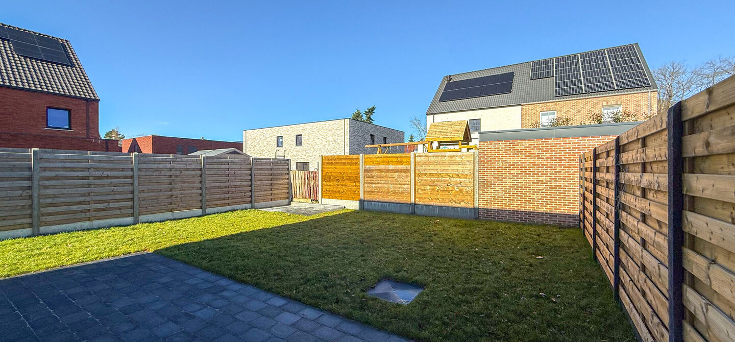 Instapklaar wonen in alle rust, en toch vlakbij het centrum! 

Deze volledig afgewerkte halfopen bebouwing combineert het beste van beide werelden. Gelegen in een straat met enkel bestemmingsverkeer geniet u hier van sereniteit, terwijl scholen en winkels