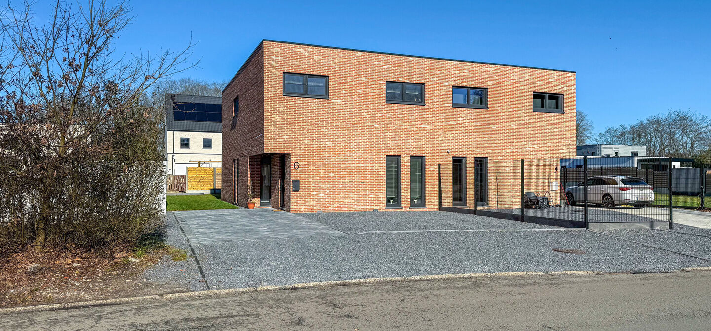 Een moderne nieuwbouwwoning waar ruimte, comfort en kwaliteit perfect samenkomen.
Deze prachtige, volledig afgewerkte halfopen bebouwing biedt u het ideale wooncomfort in een rustige omgeving, gecombineerd met een uitstekende ligging nabij het centrum. Da