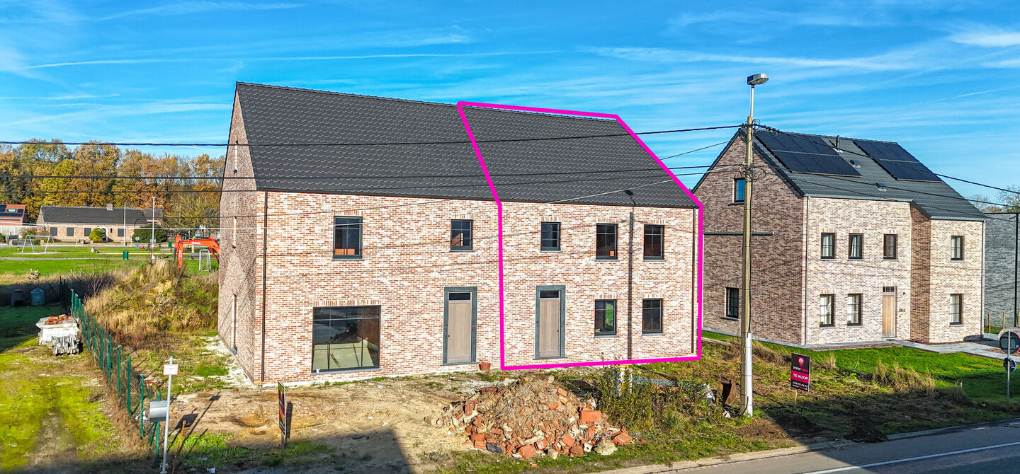 Landelijke nieuwbouwwoning in ruwbouw-winddichtstaat met 4 a 5 slpks op 7 are, gunstig gelegen te Tessenderlo !
Deze praktische halfopen woning (rechterzijde)biedt veel potentieel dankzij de extra zolderverdieping!
De woning heeft een bewoonbare oppervl