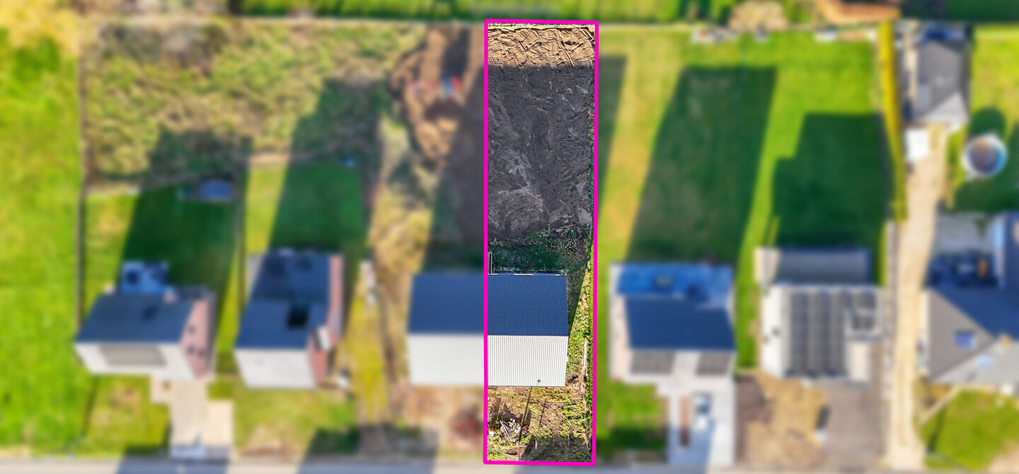 Landelijke nieuwbouwwoning in ruwbouw-winddichtstaat met 4 a 5 slpks op 7 are, gunstig gelegen te Tessenderlo !
Deze praktische halfopen woning (rechterzijde)biedt veel potentieel dankzij de extra zolderverdieping!
De woning heeft een bewoonbare oppervl