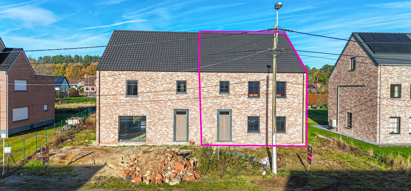 Landelijke nieuwbouwwoning in ruwbouw-winddichtstaat met 4 a 5 slpks op 7 are, gunstig gelegen te Tessenderlo !
Deze praktische halfopen woning (rechterzijde)biedt veel potentieel dankzij de extra zolderverdieping!
De woning heeft een bewoonbare oppervl