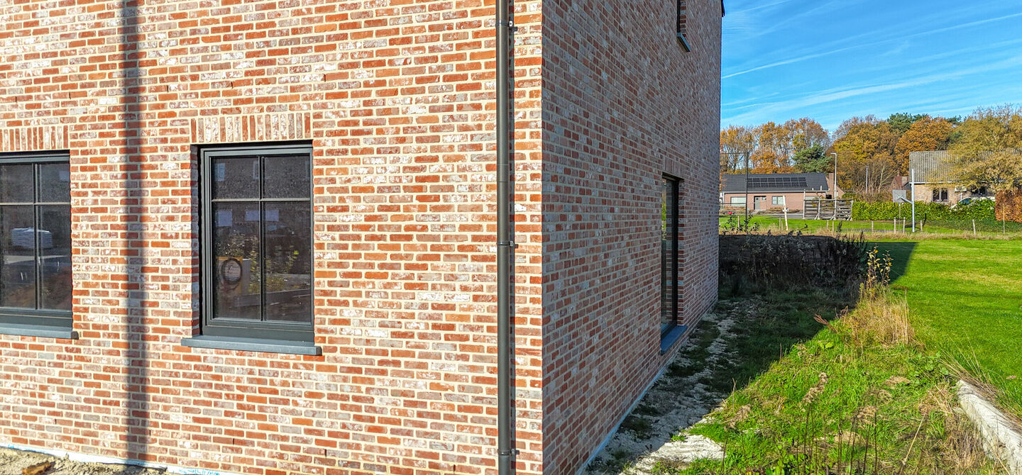 Landelijke nieuwbouwwoning in ruwbouw-winddichtstaat met 4 a 5 slpks op 7 are, gunstig gelegen te Tessenderlo !
Deze praktische halfopen woning (rechterzijde)biedt veel potentieel dankzij de extra zolderverdieping!
De woning heeft een bewoonbare oppervl