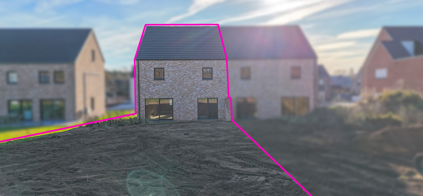 Landelijke nieuwbouwwoning in ruwbouw-winddichtstaat met 4 a 5 slpks op 7 are, gunstig gelegen te Tessenderlo !
Deze praktische halfopen woning (rechterzijde)biedt veel potentieel dankzij de extra zolderverdieping!
De woning heeft een bewoonbare oppervl