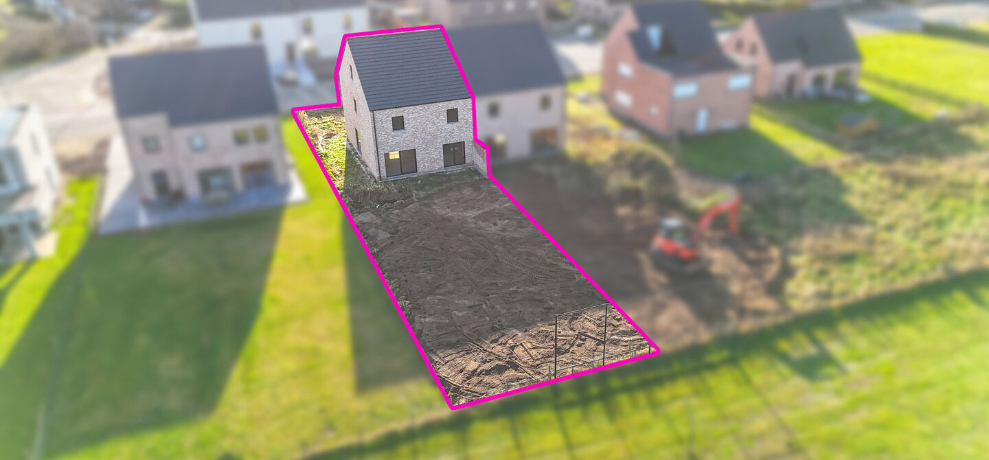 Landelijke nieuwbouwwoning in ruwbouw-winddichtstaat met 4 a 5 slpks op 7 are, gunstig gelegen te Tessenderlo !
Deze praktische halfopen woning (rechterzijde)biedt veel potentieel dankzij de extra zolderverdieping!
De woning heeft een bewoonbare oppervl