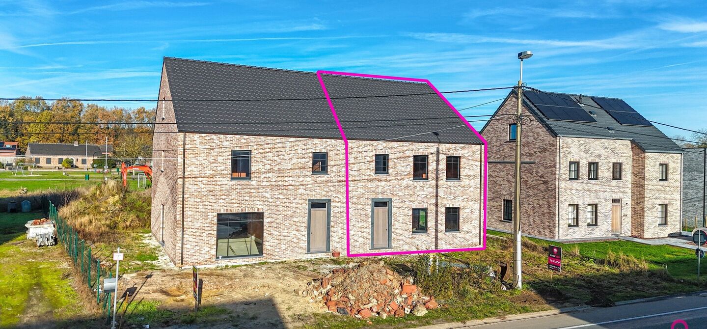 Landelijke nieuwbouwwoning in ruwbouw-winddichtstaat met 4 a 5 slpks op 7 are, gunstig gelegen te Tessenderlo !
Deze praktische halfopen woning (rechterzijde)biedt veel potentieel dankzij de extra zolderverdieping!
De woning heeft een bewoonbare oppervl