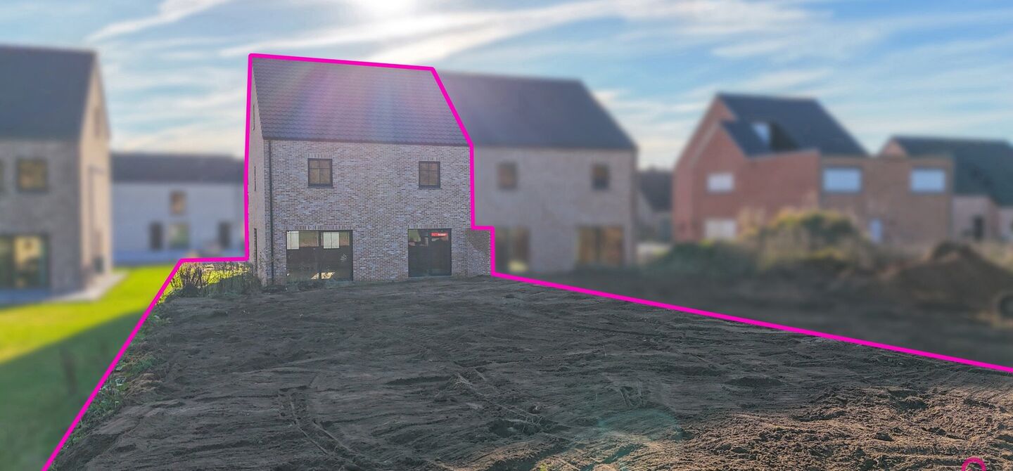Landelijke nieuwbouwwoning in ruwbouw-winddichtstaat met 4 a 5 slpks op 7 are, gunstig gelegen te Tessenderlo !
Deze praktische halfopen woning (rechterzijde)biedt veel potentieel dankzij de extra zolderverdieping!
De woning heeft een bewoonbare oppervl