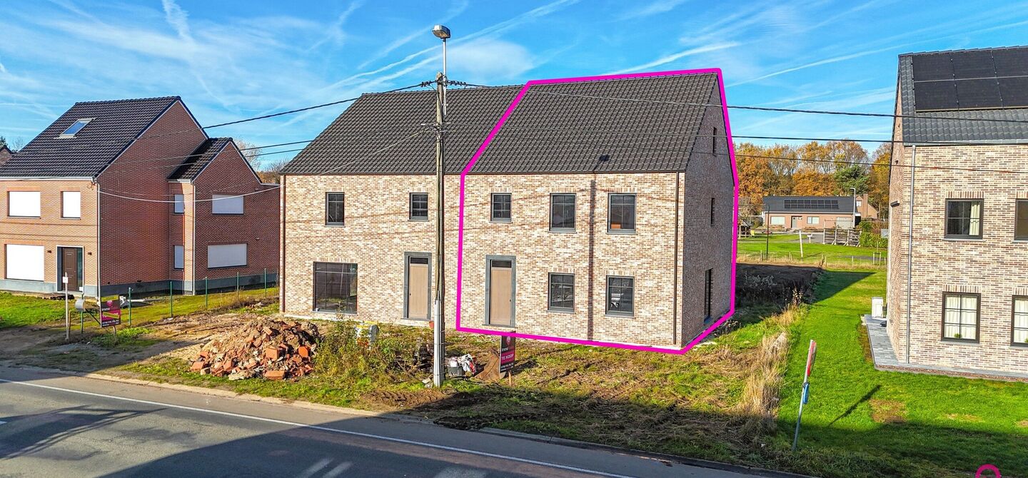 Landelijke nieuwbouwwoning  in ruwbouw-winddichtstaat met 4 a 5 slpks op 7 are, gunstig gelegen te Tessenderlo !

Deze praktische halfopen woning (rechterzijde)biedt veel potentieel dankzij de extra zolderverdieping!
De woning heeft een bewoonbare oppervl