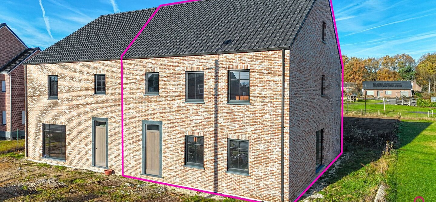 Landelijke nieuwbouwwoning  in ruwbouw-winddichtstaat met 4 a 5 slpks op 7 are, gunstig gelegen te Tessenderlo !

Deze praktische halfopen woning (rechterzijde)biedt veel potentieel dankzij de extra zolderverdieping!
De woning heeft een bewoonbare oppervl