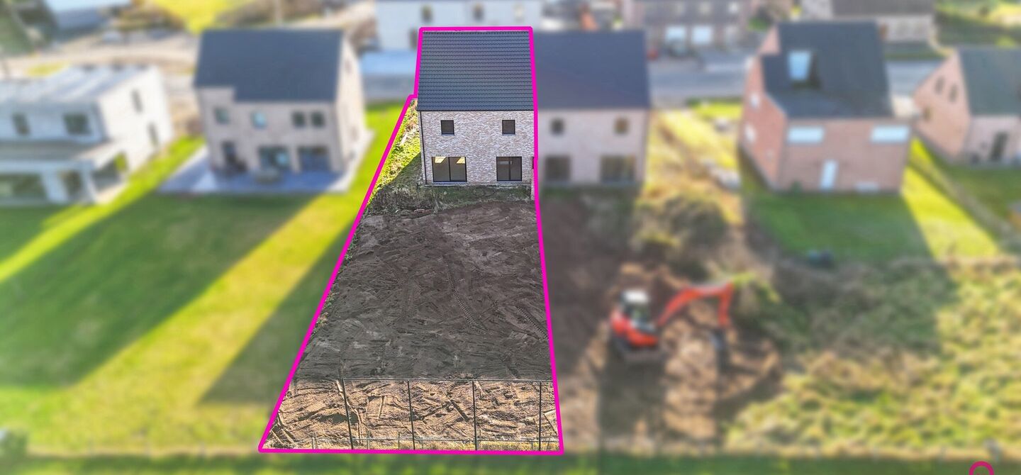 Landelijke nieuwbouwwoning  in ruwbouw-winddichtstaat met 4 a 5 slpks op 7 are, gunstig gelegen te Tessenderlo !

Deze praktische halfopen woning (rechterzijde)biedt veel potentieel dankzij de extra zolderverdieping!
De woning heeft een bewoonbare oppervl