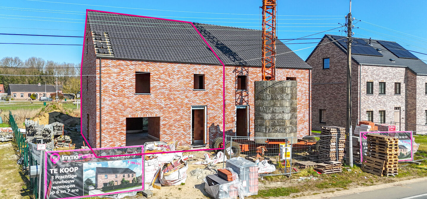 Landelijke nieuwbouwwoning  in ruwbouw-winddichtstaat met 4 a 5 slpks op 7 are, gunstig gelegen te Tessenderlo !

Deze praktische halfopen woning (linkerzijde)biedt veel potentieel dankzij de extra zolderverdieping!
De woning heeft een bewoonbare oppervla