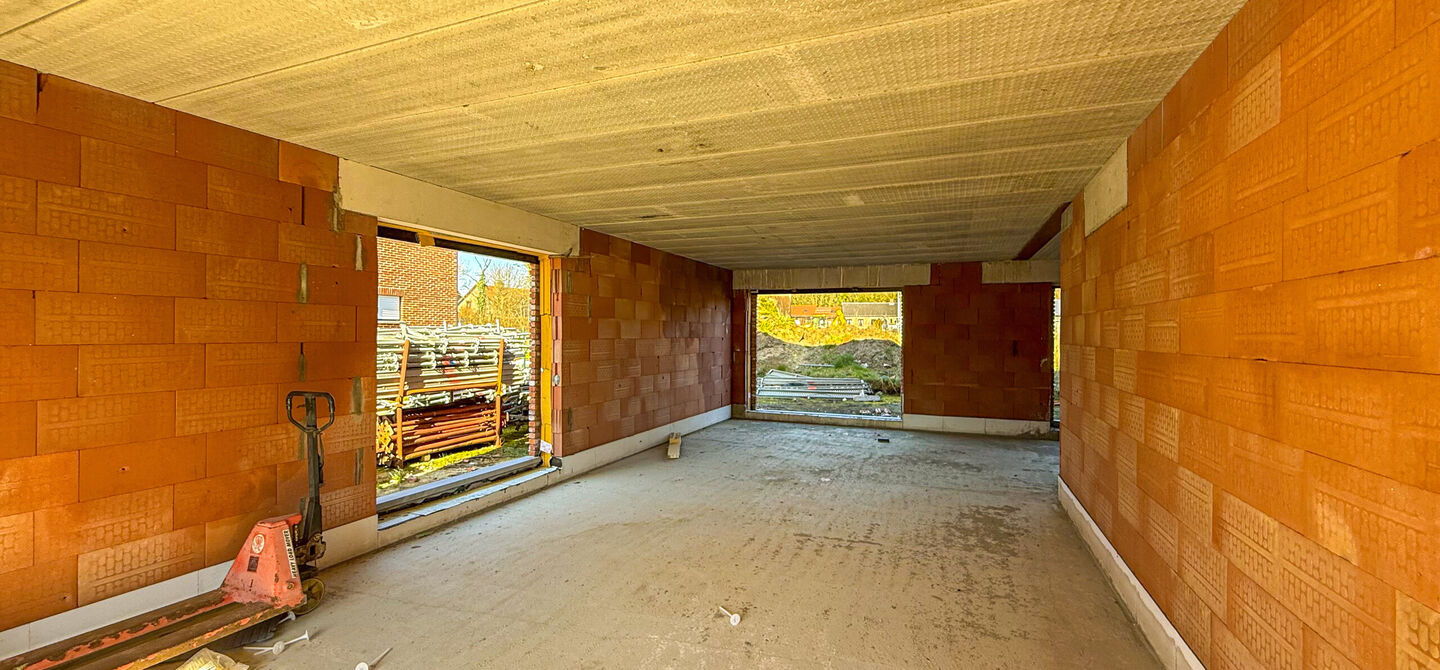 Landelijke nieuwbouwwoning  in ruwbouw-winddichtstaat met 4 a 5 slpks op 7 are, gunstig gelegen te Tessenderlo !

Deze praktische halfopen woning (linkerzijde)biedt veel potentieel dankzij de extra zolderverdieping!
De woning heeft een bewoonbare oppervla