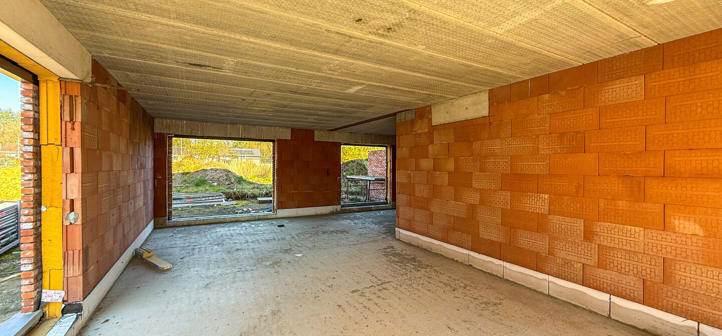 Landelijke nieuwbouwwoning  in ruwbouw-winddichtstaat met 4 a 5 slpks op 7 are, gunstig gelegen te Tessenderlo !

Deze praktische halfopen woning (linkerzijde)biedt veel potentieel dankzij de extra zolderverdieping!
De woning heeft een bewoonbare oppervla