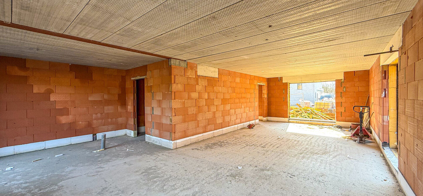 Landelijke nieuwbouwwoning  in ruwbouw-winddichtstaat met 4 a 5 slpks op 7 are, gunstig gelegen te Tessenderlo !

Deze praktische halfopen woning (linkerzijde)biedt veel potentieel dankzij de extra zolderverdieping!
De woning heeft een bewoonbare oppervla