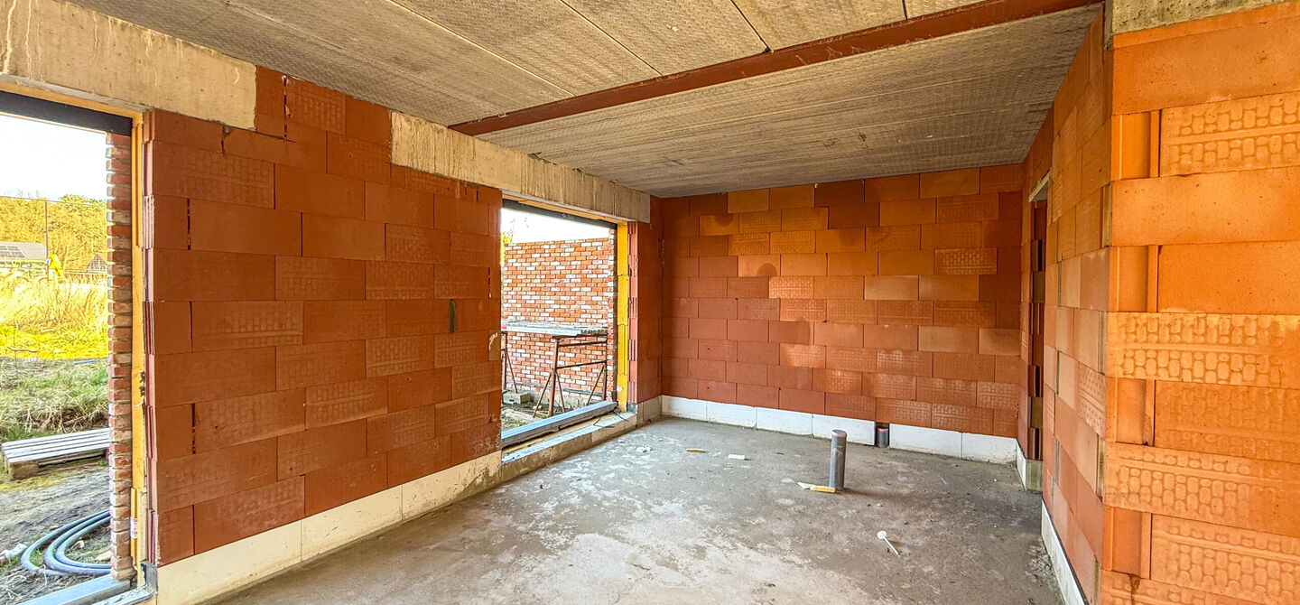 Landelijke nieuwbouwwoning  in ruwbouw-winddichtstaat met 4 a 5 slpks op 7 are, gunstig gelegen te Tessenderlo !

Deze praktische halfopen woning (linkerzijde)biedt veel potentieel dankzij de extra zolderverdieping!
De woning heeft een bewoonbare oppervla