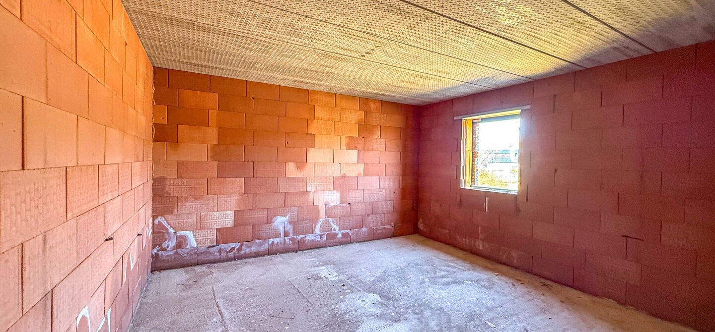 Landelijke nieuwbouwwoning  in ruwbouw-winddichtstaat met 4 a 5 slpks op 7 are, gunstig gelegen te Tessenderlo !

Deze praktische halfopen woning (linkerzijde)biedt veel potentieel dankzij de extra zolderverdieping!
De woning heeft een bewoonbare oppervla