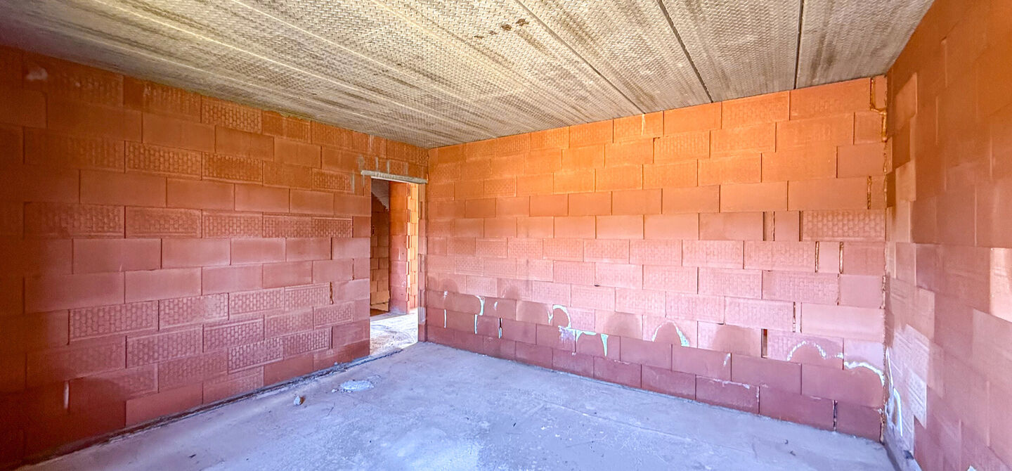 Landelijke nieuwbouwwoning  in ruwbouw-winddichtstaat met 4 a 5 slpks op 7 are, gunstig gelegen te Tessenderlo !

Deze praktische halfopen woning (linkerzijde)biedt veel potentieel dankzij de extra zolderverdieping!
De woning heeft een bewoonbare oppervla