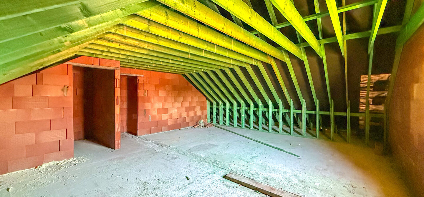 Landelijke nieuwbouwwoning  in ruwbouw-winddichtstaat met 4 a 5 slpks op 7 are, gunstig gelegen te Tessenderlo !

Deze praktische halfopen woning (linkerzijde)biedt veel potentieel dankzij de extra zolderverdieping!
De woning heeft een bewoonbare oppervla