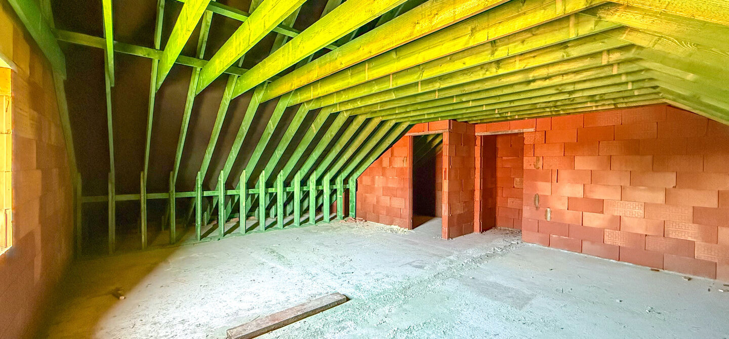 Landelijke nieuwbouwwoning  in ruwbouw-winddichtstaat met 4 a 5 slpks op 7 are, gunstig gelegen te Tessenderlo !

Deze praktische halfopen woning (linkerzijde)biedt veel potentieel dankzij de extra zolderverdieping!
De woning heeft een bewoonbare oppervla