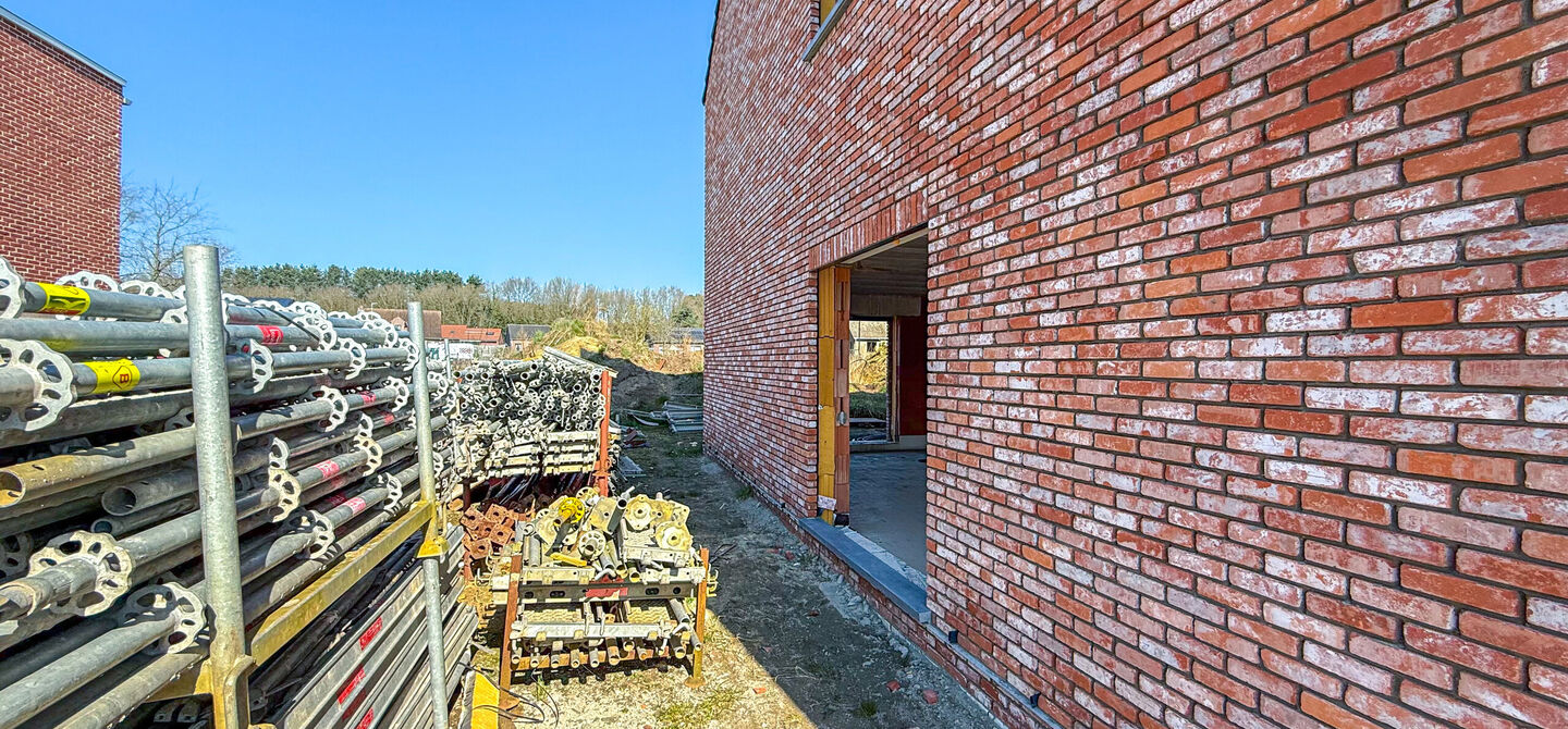Landelijke nieuwbouwwoning  in ruwbouw-winddichtstaat met 4 a 5 slpks op 7 are, gunstig gelegen te Tessenderlo !

Deze praktische halfopen woning (linkerzijde)biedt veel potentieel dankzij de extra zolderverdieping!
De woning heeft een bewoonbare oppervla
