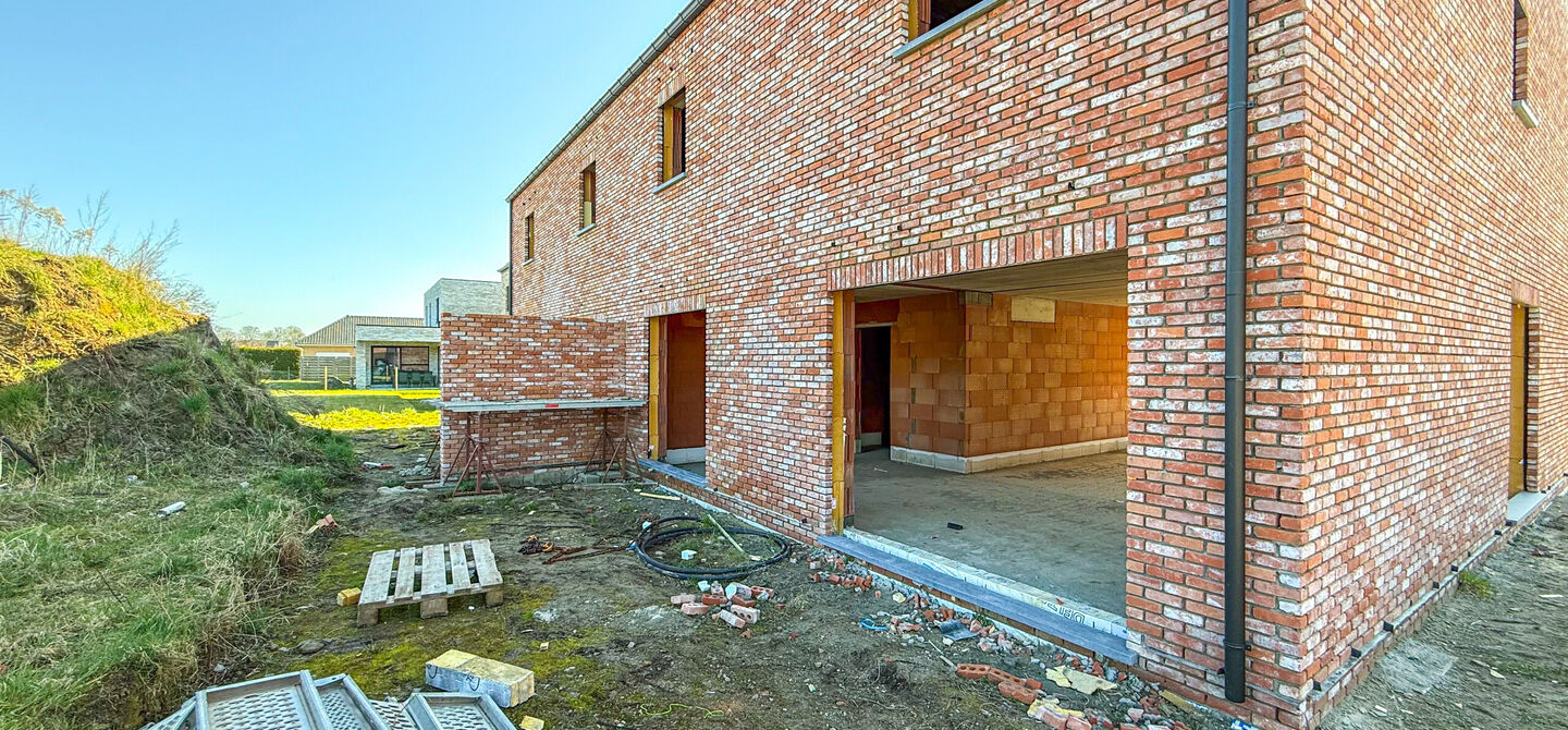 Landelijke nieuwbouwwoning  in ruwbouw-winddichtstaat met 4 a 5 slpks op 7 are, gunstig gelegen te Tessenderlo !

Deze praktische halfopen woning (linkerzijde)biedt veel potentieel dankzij de extra zolderverdieping!
De woning heeft een bewoonbare oppervla
