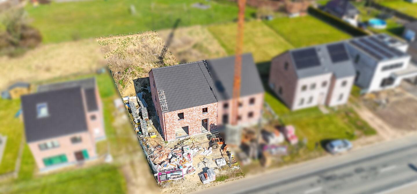 Landelijke nieuwbouwwoning  in ruwbouw-winddichtstaat met 4 a 5 slpks op 7 are, gunstig gelegen te Tessenderlo !

Deze praktische halfopen woning (linkerzijde)biedt veel potentieel dankzij de extra zolderverdieping!
De woning heeft een bewoonbare oppervla