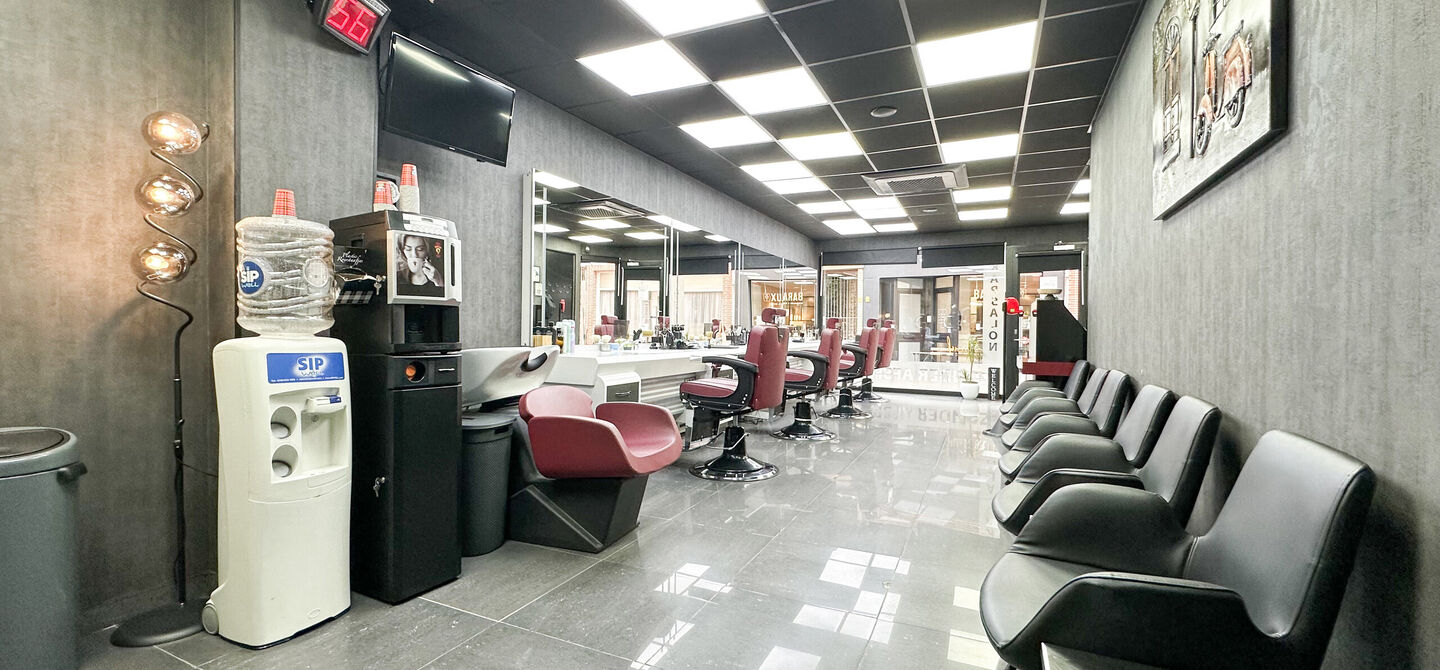 Vernieuwde Kapperszaak op topligging in het Hart van Diest!
Bent u op zoek naar een rendabele investering op een toplocatie? Dan is deze volledig ingerichte en recent vernieuwde kapperszaak, gevestigd in het bruisende centrum van Diest, d&eacute; kans die u nie