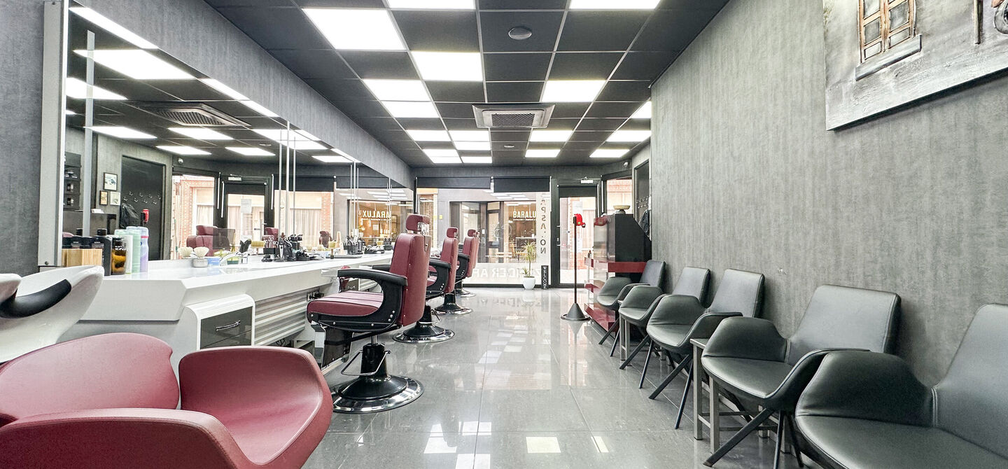 Vernieuwde Kapperszaak op topligging in het Hart van Diest!
Bent u op zoek naar een rendabele investering op een toplocatie? Dan is deze volledig ingerichte en recent vernieuwde kapperszaak, gevestigd in het bruisende centrum van Diest, d&eacute; kans die u nie