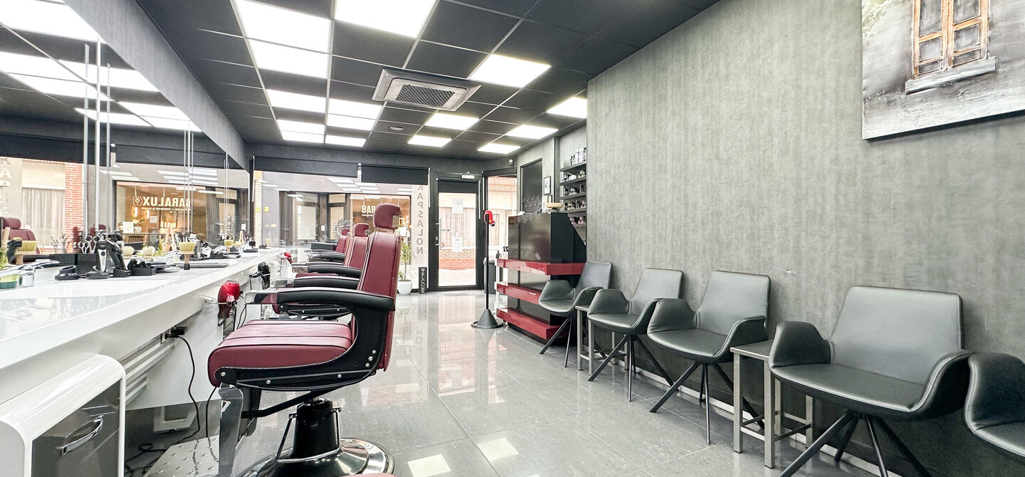 Vernieuwde Kapperszaak op topligging in het Hart van Diest!
Bent u op zoek naar een rendabele investering op een toplocatie? Dan is deze volledig ingerichte en recent vernieuwde kapperszaak, gevestigd in het bruisende centrum van Diest, d&eacute; kans die u nie