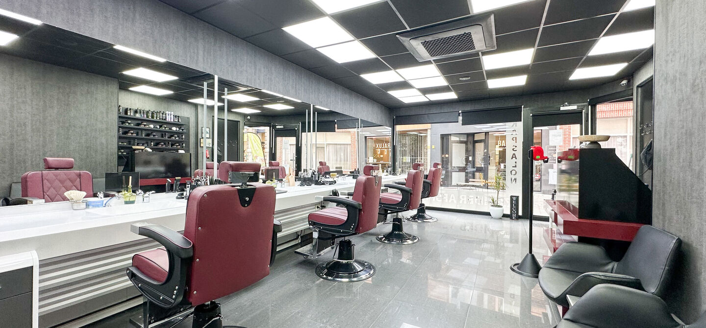 Vernieuwde Kapperszaak op topligging in het Hart van Diest!
Bent u op zoek naar een rendabele investering op een toplocatie? Dan is deze volledig ingerichte en recent vernieuwde kapperszaak, gevestigd in het bruisende centrum van Diest, d&eacute; kans die u nie