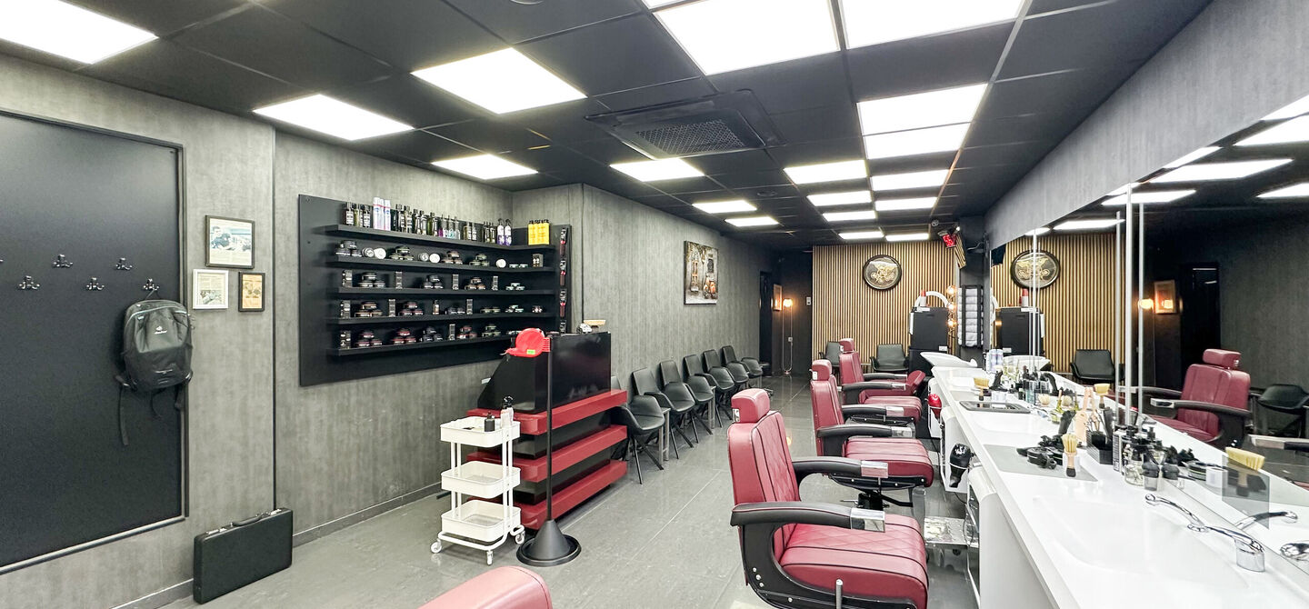 Vernieuwde Kapperszaak op topligging in het Hart van Diest!
Bent u op zoek naar een rendabele investering op een toplocatie? Dan is deze volledig ingerichte en recent vernieuwde kapperszaak, gevestigd in het bruisende centrum van Diest, d&eacute; kans die u nie