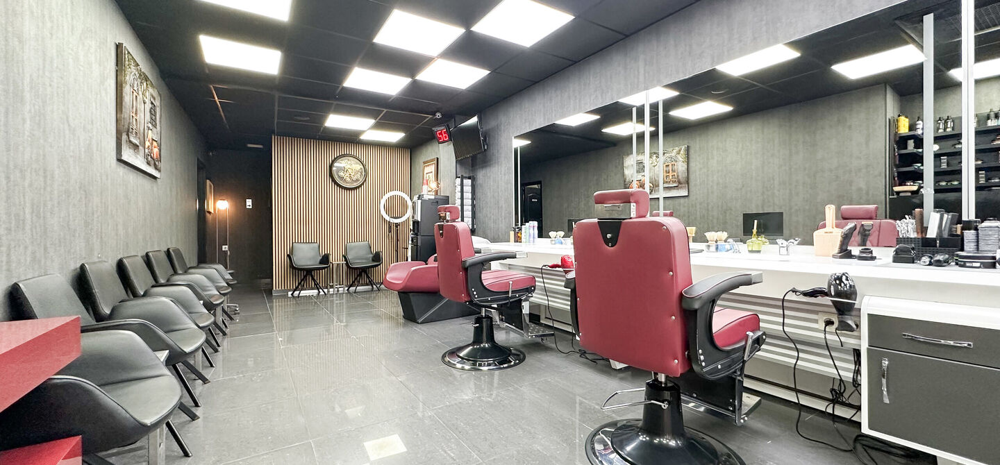 Vernieuwde Kapperszaak op topligging in het Hart van Diest!
Bent u op zoek naar een rendabele investering op een toplocatie? Dan is deze volledig ingerichte en recent vernieuwde kapperszaak, gevestigd in het bruisende centrum van Diest, d&eacute; kans die u nie