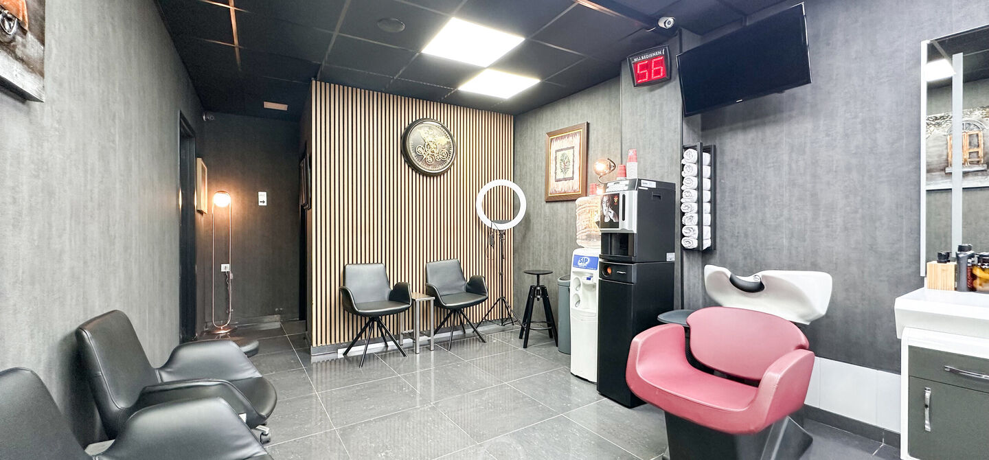 Vernieuwde Kapperszaak op topligging in het Hart van Diest!
Bent u op zoek naar een rendabele investering op een toplocatie? Dan is deze volledig ingerichte en recent vernieuwde kapperszaak, gevestigd in het bruisende centrum van Diest, d&eacute; kans die u nie