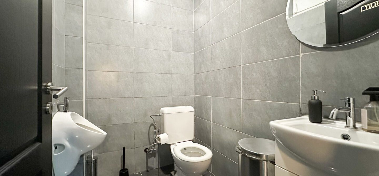 Vernieuwde Kapperszaak op topligging in het Hart van Diest!
Bent u op zoek naar een rendabele investering op een toplocatie? Dan is deze volledig ingerichte en recent vernieuwde kapperszaak, gevestigd in het bruisende centrum van Diest, d&eacute; kans die u nie