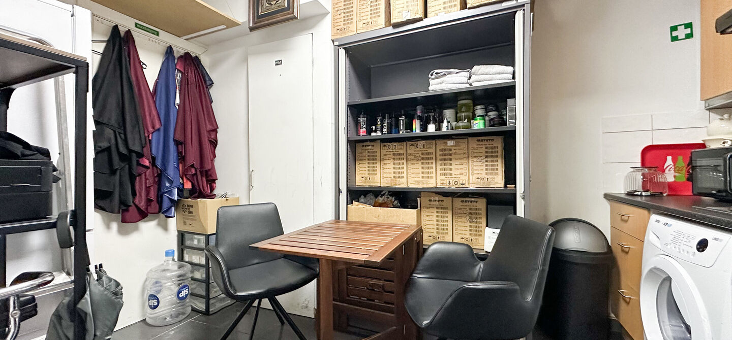 Vernieuwde Kapperszaak op topligging in het Hart van Diest!
Bent u op zoek naar een rendabele investering op een toplocatie? Dan is deze volledig ingerichte en recent vernieuwde kapperszaak, gevestigd in het bruisende centrum van Diest, d&eacute; kans die u nie