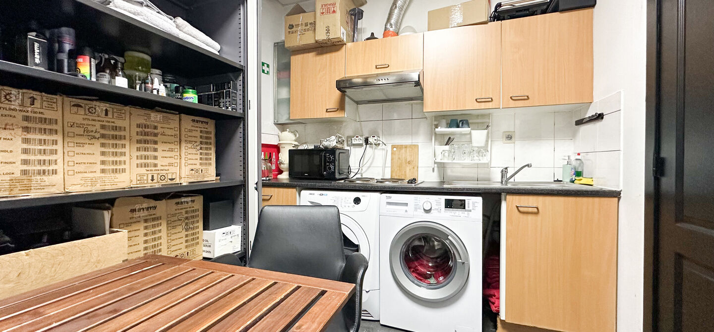 Vernieuwde Kapperszaak op topligging in het Hart van Diest!
Bent u op zoek naar een rendabele investering op een toplocatie? Dan is deze volledig ingerichte en recent vernieuwde kapperszaak, gevestigd in het bruisende centrum van Diest, d&eacute; kans die u nie