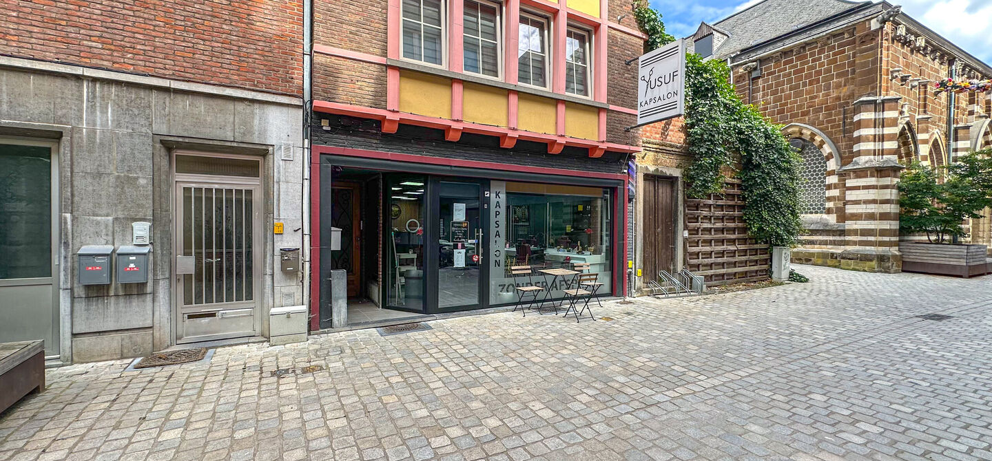 Vernieuwde Kapperszaak op topligging in het Hart van Diest!
Bent u op zoek naar een rendabele investering op een toplocatie? Dan is deze volledig ingerichte en recent vernieuwde kapperszaak, gevestigd in het bruisende centrum van Diest, dé kans die u nie