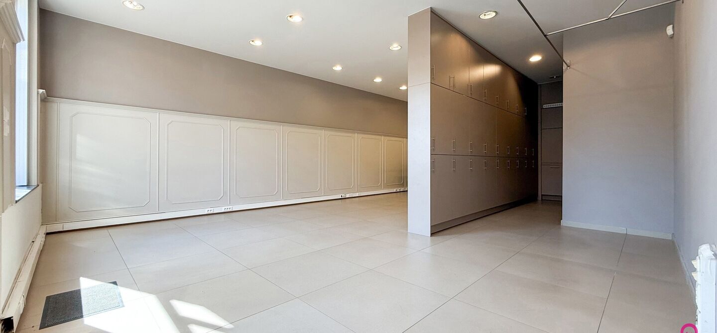 Ontdek deze volledig gerenoveerde en instapklare kantoorruimte van 71m², ideaal gelegen met uitstekende zichtbaarheid in het centrum van Beringen. De ruimte is opgezet als één grote open werkruimte, waardoor je alle vrijheid hebt om ze in te richten vo