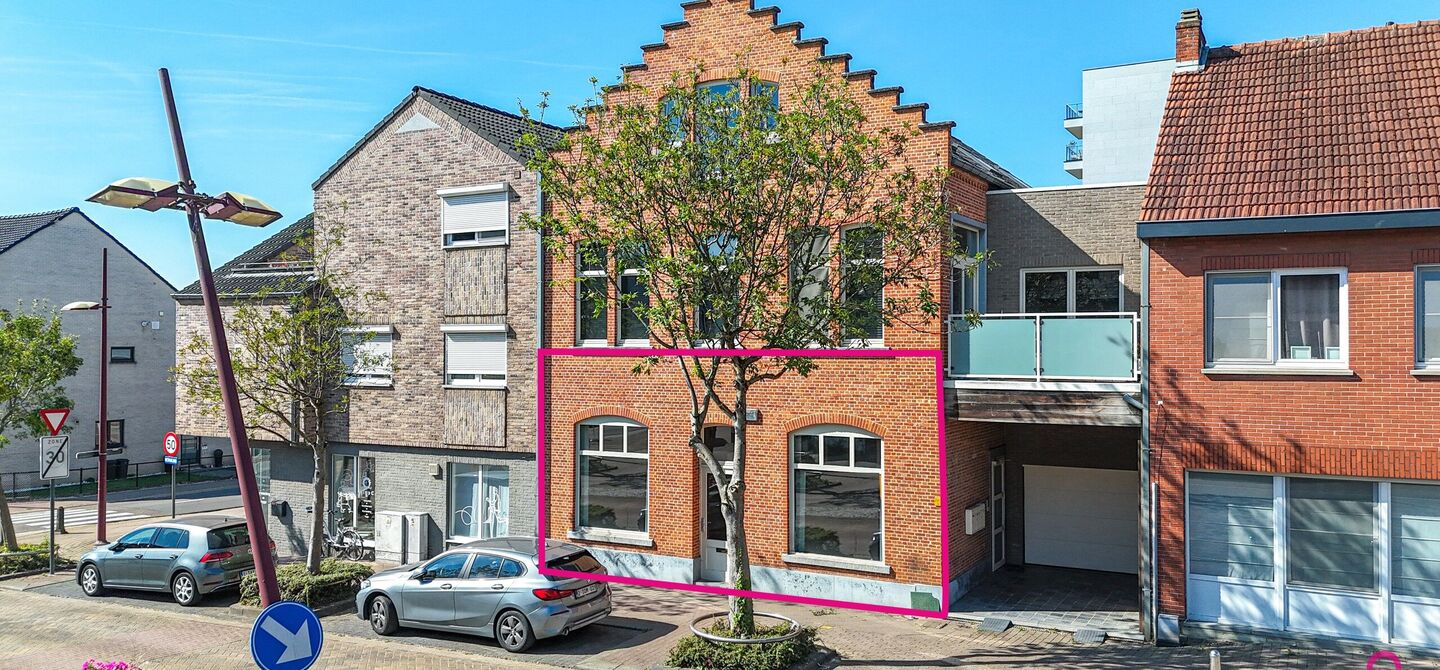 Ontdek deze volledig gerenoveerde en instapklare kantoorruimte van 71m², ideaal gelegen met uitstekende zichtbaarheid in het centrum van Beringen. De ruimte is opgezet als één grote open werkruimte, waardoor je alle vrijheid hebt om ze in te richten vo