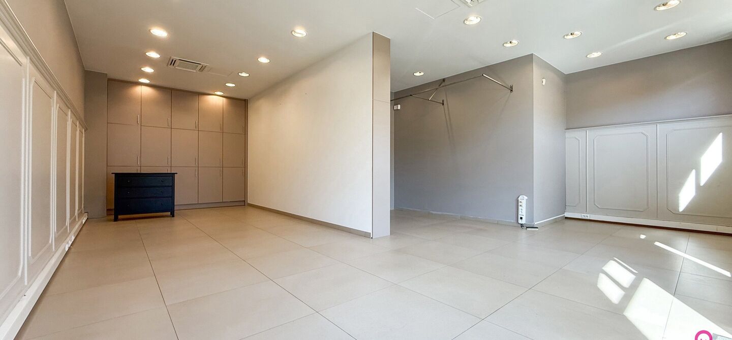 Ontdek deze volledig gerenoveerde en instapklare kantoorruimte van 71m², ideaal gelegen met uitstekende zichtbaarheid in het centrum van Beringen. De ruimte is opgezet als één grote open werkruimte, waardoor je alle vrijheid hebt om ze in te richten vo